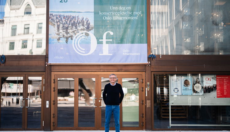 Simon Halsey står foran Oslo Konserthus